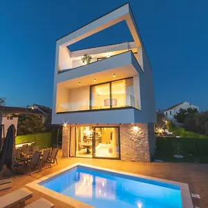 Luxury Favela With Heated Pool Villa